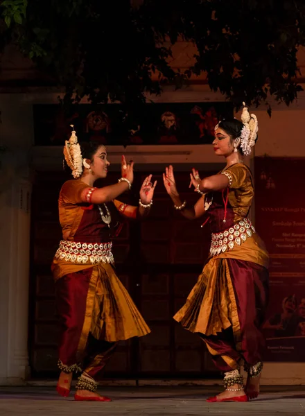 Indické Dívky Předvádějící Indickou Klasickou Odissi Taneční Formu Státu Odisha — Stock fotografie