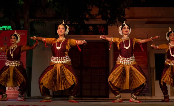 Ragazze Indiane Che Esibiscono Nella Danza Classica Indiana Odissi Dello — Foto Stock