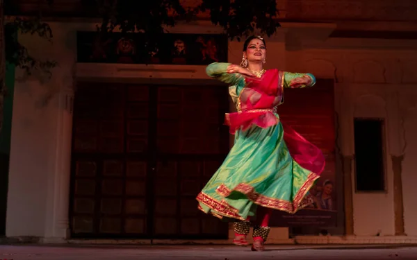 Indický Klasický Tanečník Předvádí Klasickou Taneční Formu Kathak Pushkar Camel — Stock fotografie