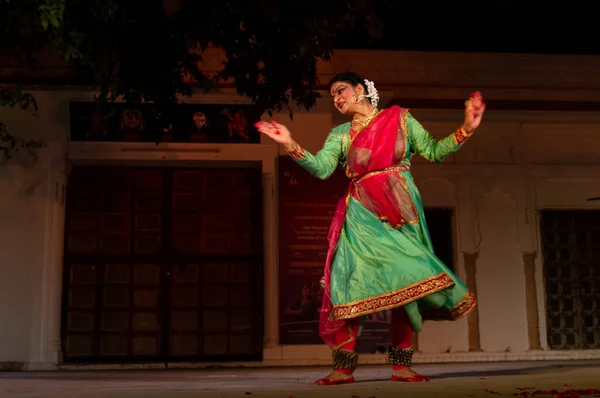 Indický Klasický Tanečník Předvádí Klasickou Taneční Formu Kathak Pushkar Camel — Stock fotografie