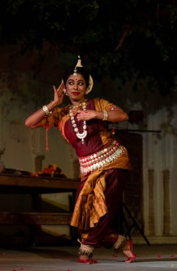 Hint kızları Kasım 2019 'da Pushkar, Rajasthan' da düzenlenen Pushkar Camel Fuarı 'nda Odisha State' in klasik Odissi dans formunu icra ediyorlar.