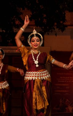 Hint kızları Kasım 2019 'da Pushkar, Rajasthan' da düzenlenen Pushkar Camel Fuarı 'nda Odisha State' in klasik Odissi dans formunu icra ediyorlar.