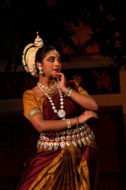 Hint kızları Kasım 2019 'da Pushkar, Rajasthan' da düzenlenen Pushkar Camel Fuarı 'nda Odisha State' in klasik Odissi dans formunu icra ediyorlar.