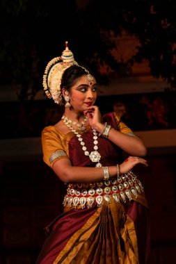 Hint kızları Kasım 2019 'da Pushkar, Rajasthan' da düzenlenen Pushkar Camel Fuarı 'nda Odisha State' in klasik Odissi dans formunu icra ediyorlar.