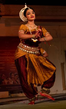 Hint kızları Kasım 2019 'da Pushkar, Rajasthan' da düzenlenen Pushkar Camel Fuarı 'nda Odisha State' in klasik Odissi dans formunu icra ediyorlar.