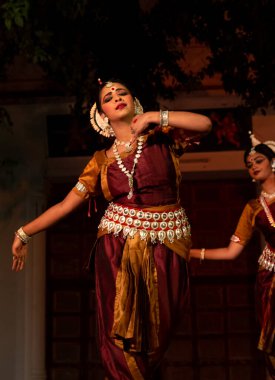 Hint kızları Kasım 2019 'da Pushkar, Rajasthan' da düzenlenen Pushkar Camel Fuarı 'nda Odisha State' in klasik Odissi dans formunu icra ediyorlar.