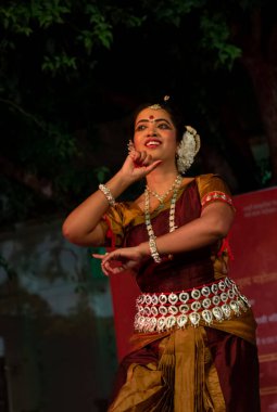Hint kızları Kasım 2019 'da Pushkar, Rajasthan' da düzenlenen Pushkar Camel Fuarı 'nda Odisha State' in klasik Odissi dans formunu icra ediyorlar.