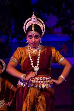 Hint kızları Kasım 2019 'da Pushkar, Rajasthan' da düzenlenen Pushkar Camel Fuarı 'nda Odisha State' in klasik Odissi dans formunu icra ediyorlar.