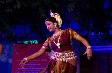 Hint kızları Kasım 2019 'da Pushkar, Rajasthan' da düzenlenen Pushkar Camel Fuarı 'nda Odisha State' in klasik Odissi dans formunu icra ediyorlar.