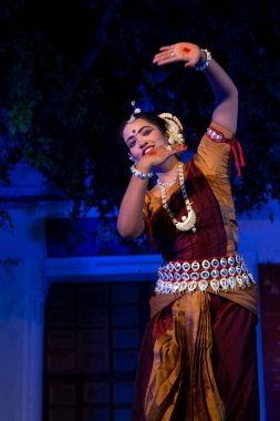 Hint kızları Kasım 2019 'da Pushkar, Rajasthan' da düzenlenen Pushkar Camel Fuarı 'nda Odisha State' in klasik Odissi dans formunu icra ediyorlar.
