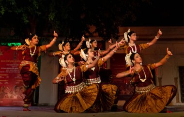 Hint kızları Kasım 2019 'da Pushkar, Rajasthan' da düzenlenen Pushkar Camel Fuarı 'nda Odisha State' in klasik Odissi dans formunu icra ediyorlar.