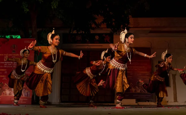 Indické Dívky Předvádějící Indickou Klasickou Odissi Taneční Formu Státu Odisha — Stock fotografie