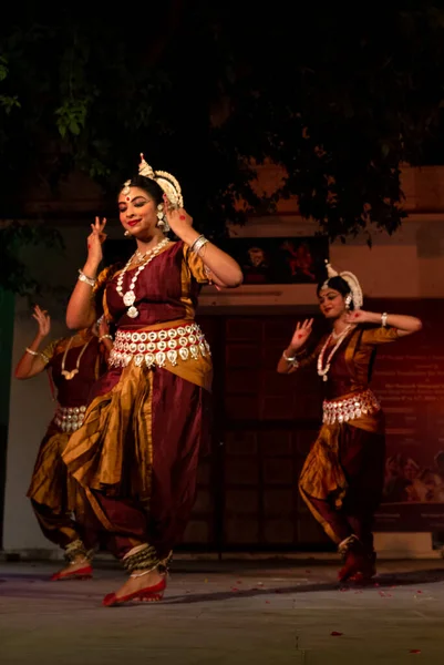 Chicas Indias Realizando Danza Clásica India Odissi Forma Del Estado — Foto de Stock