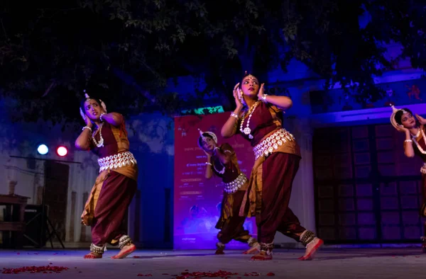 Indické Dívky Předvádějící Indickou Klasickou Odissi Taneční Formu Státu Odisha — Stock fotografie