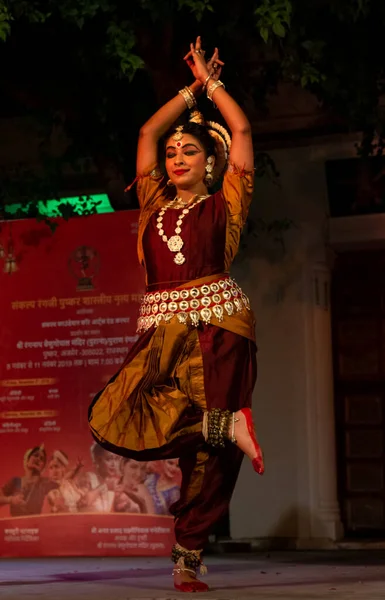 インドの女の子は ラジャスタン州プシュカルでのプシュカルラクダフェア文化の夜の間にOdisha州のインドの古典的なOdissiダンスフォームを実行します 11月2019 — ストック写真