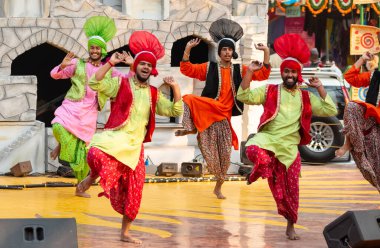 Sih halkı Surajkund Craft Fair, Faridabad, Haryana, Hindistan 'daki festivalleri kutlamak için Punjabi Bhangra dansı yapıyor.