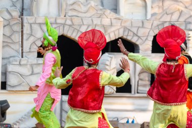 Sih halkı Surajkund Craft Fair, Faridabad, Haryana, Hindistan 'daki festivalleri kutlamak için Punjabi Bhangra dansı yapıyor.