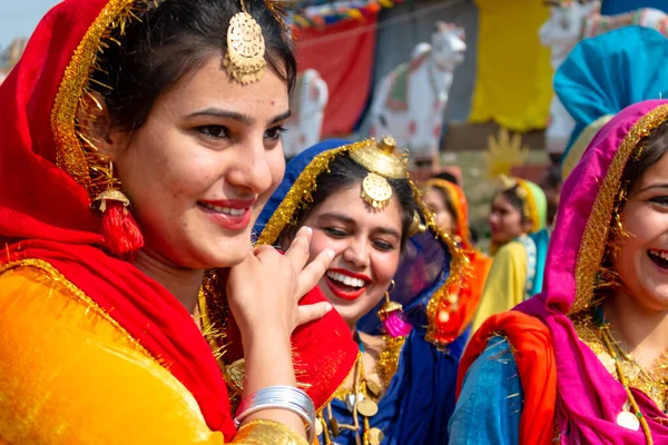 旁遮普邦参加印度哈里亚纳邦Faridabad Surajkund工艺博览会的Baisakhi和Lohri节穿着传统彩衣和珠宝的少女 — 图库照片