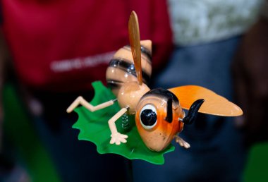 Suni Bahçede Plastik Böcek Oyuncağı