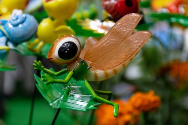 Suni Bahçede Plastik Böcek Oyuncağı