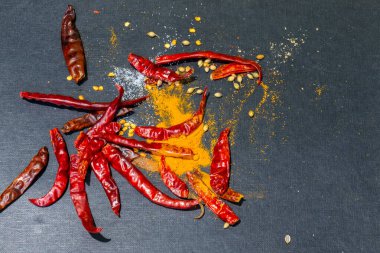 Sağlıklı ve organik baharatlar ve siyah ahşap kaplamalı bitkiler.