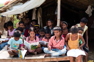 Fakir Hint gecekondu / Köy öğrencileri Noida, Hindistan, Eylül 2019 'da öğretmenleriyle birlikte okuyorlar.