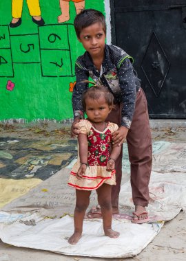 Fakir Hint gecekondu / Köy öğrencileri Noida, Hindistan, Eylül 2019 'da öğretmenleriyle birlikte okuyorlar.
