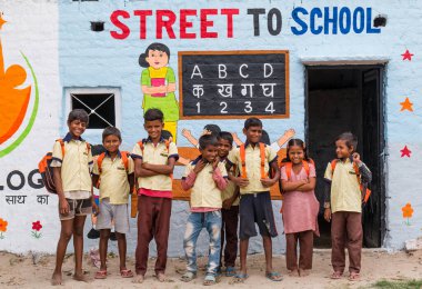 Fakir Hint gecekondu / Köy öğrencileri Noida, Hindistan, Eylül 2019 'da öğretmenleriyle birlikte okuyorlar.