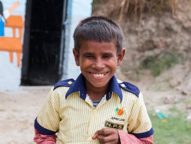 Fakir Hint gecekondu / Köy öğrencileri Noida, Hindistan, Eylül 2019 'da öğretmenleriyle birlikte okuyorlar.