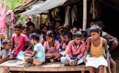 Fakir Hint gecekondu / Köy öğrencileri Noida, Hindistan, Eylül 2019 'da öğretmenleriyle birlikte okuyorlar.