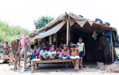 Fakir Hint gecekondu / Köy öğrencileri Noida, Hindistan, Eylül 2019 'da öğretmenleriyle birlikte okuyorlar.