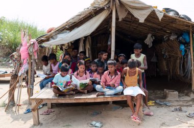 Fakir Hint gecekondu / Köy öğrencileri Noida, Hindistan, Eylül 2019 'da öğretmenleriyle birlikte okuyorlar.