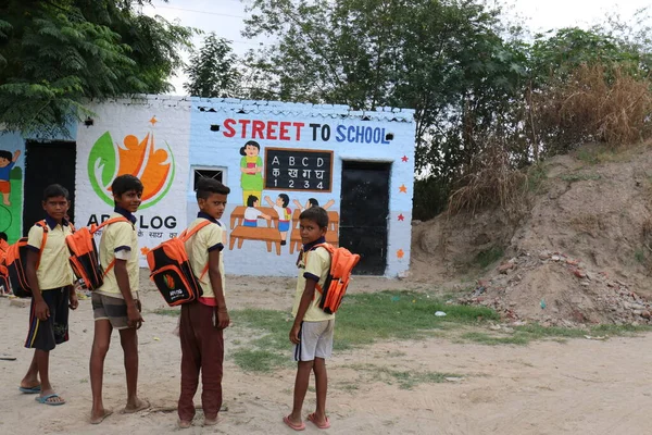 Бедные Индийские Трущобы Деревенские Студенты Учатся Школе Учителями Нойде Индия — стоковое фото