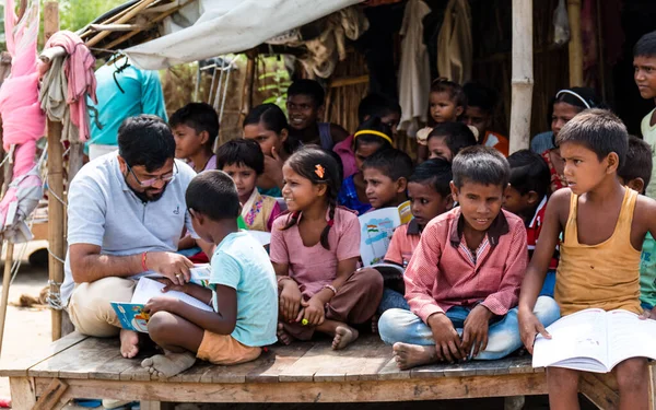 Бедные Индийские Трущобы Деревенские Студенты Учатся Школе Учителями Нойде Индия — стоковое фото