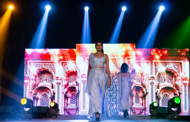 Yeni Delhi, Hindistan - Aralık 2019: Hint kadın modeller Hint Etnik bahar koleksiyonu elbiselerini sergilemek için moda gösterisinde rampa yürüyüşü yapıyorlar