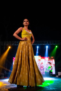  Yeni Delhi, Hindistan - Aralık 2019: Hint kadın modeller Hint Etnik bahar koleksiyonu elbiselerini sergilemek için moda gösterisinde rampa yürüyüşü yapıyorlar