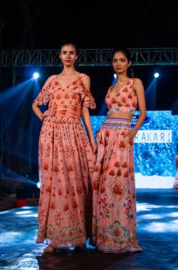  Yeni Delhi, Hindistan - Aralık 2019: Hint kadın modeller Hint Etnik bahar koleksiyonu elbiselerini sergilemek için moda gösterisinde rampa yürüyüşü yapıyorlar