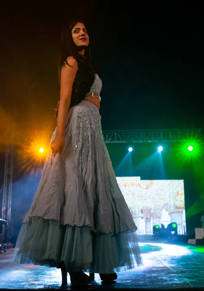 印度新德里 2019年12月 印度女模特在时装秀上表演坡道行走 展示印度族春季系列服装 — 图库照片