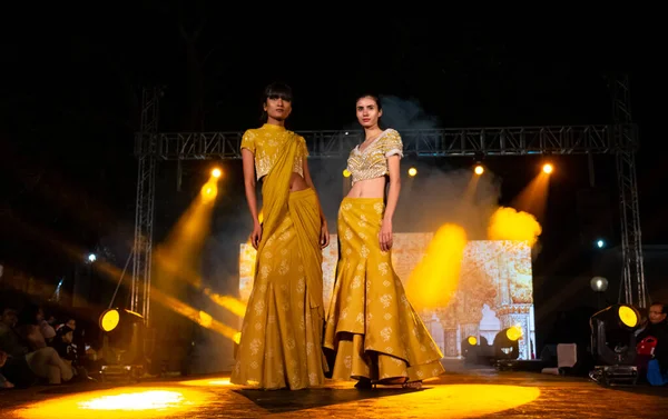 New Delhi Indie Grudzień 2019 Indyjskie Modelki Wykonujące Ramp Walk — Zdjęcie stockowe