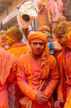 BARSANA, UTTAR PRADESH / INDIA - Mart 2020: Barsana şehri Radehy Rani Ji 'deki ünlü renkli Lathmar Holi' ye katılan Hindistan halkı