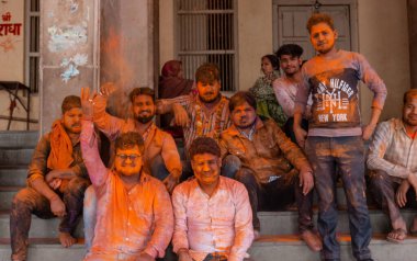 BARSANA, UTTAR PRADESH / INDIA - Mart 2020: Barsana şehrindeki renkli Holi festivaline katılan Hindistan halkının portresi