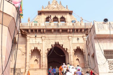 BARSANA, UTTAR PRADESH / INDIA - Mart 2020: Barsana şehrindeki renkli Holi festivaline katılan Hindistan halkının portresi