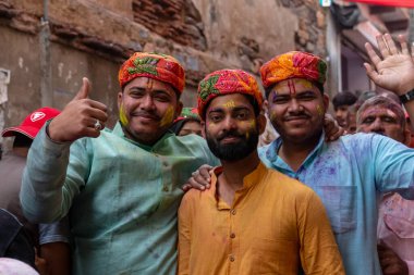 BARSANA, UTTAR PRADESH / INDIA - Mart 2020: Barsana şehrindeki renkli Holi festivaline katılan Hindistan halkının portresi