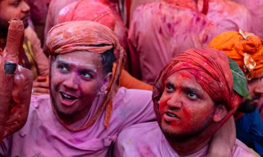 BARSANA, UTTAR PRADESH / INDIA - Mart 2020: Barsana şehri Radehy Rani Ji 'deki ünlü renkli Lathmar Holi' ye katılan Hindistan halkı