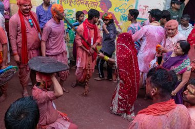 BARSANA, UTTAR PRADESH / INDIA - Mart 2020: Barsana şehri Radehy Rani Ji 'deki ünlü renkli Lathmar Holi' ye katılan Hindistan halkı