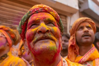BARSANA, UTTAR PRADESH / INDIA - Mart 2020: Barsana şehri Radehy Rani Ji 'deki ünlü renkli Lathmar Holi' ye katılan Hindistan halkı