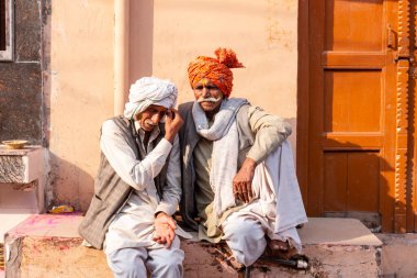 BARSANA, UTTAR PRADESH / INDIA - Mart 2020: Barsana şehrindeki renkli Holi festivaline katılan Hindistan halkının portresi