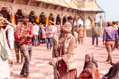 BARSANA, UTTAR PRADESH / INDIA - Mart 2020: Barsana şehri Radehy Rani Ji 'deki ünlü renkli Lathmar Holi' ye katılan Hindistan halkı