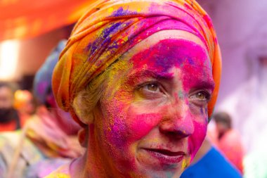 BARSANA, UTTAR PRADESH / INDIA - Mart 2020: Barsana şehri Radehy Rani Ji 'deki ünlü renkli Lathmar Holi' ye katılan Hindistan halkı