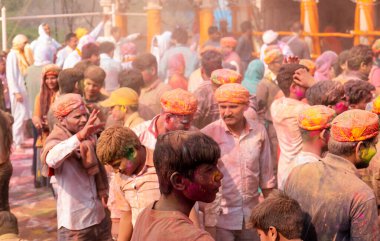BARSANA, UTTAR PRADESH / INDIA - Mart 2020: İnsanlar Radharani tapınağındaki geleneksel ve renkli Lathmar Holi 'yi kutluyor